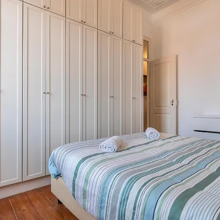Apartment Typical 2bdr In By Lovelystay